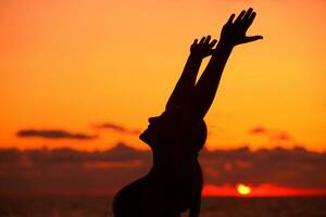 content femme dans le coucher du soleil lumière photo