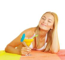 mignonne femme boisson tropical cocktail photo