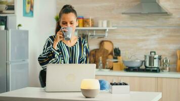 en buvant café et travail avec aromatiseur apy essentiel huiles diffuseur dans le cuisine. arôme santé essence, bien-être aromathérapie Accueil spa fragrance tranquille thérapie, thérapeutique fumer, mental santé traitement photo