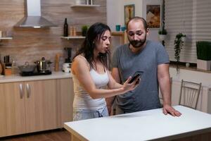 en colère épouse et mari dans conflit car de tricherie. homme avec secret amoureux pris par femme avec téléphone intelligent messages. couple combat à propos mariage infidélité et jalousie crise photo