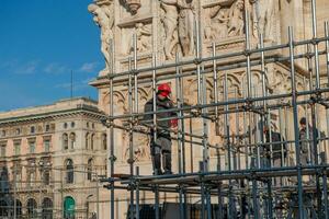 Milan Italie 2023-travailleur assemblage échafaudage pour le sécurité de le restes de le cathédrale photo
