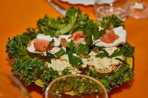 de fête Nouveau années table réglage avec fromage paniers, Frais saumon, et légumes verts photo