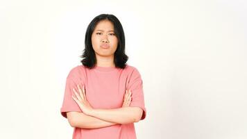 Jeune asiatique femme dans rose T-shirt avec bras franchi et en colère visage sur isolé blanc Contexte photo