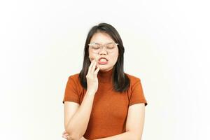 Geste de maux de dents souffrant d'une belle femme asiatique isolée sur fond blanc photo