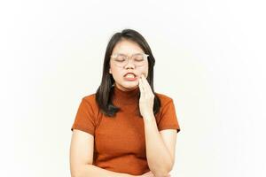 Geste de maux de dents souffrant d'une belle femme asiatique isolée sur fond blanc photo