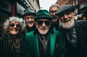 ai généré quatre personnes âgées Saint patrick's journée citoyens célébrer fête avec Bière sur une ville rue photo