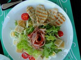 salade servi avec Viande sur une assiette Haut vue photo