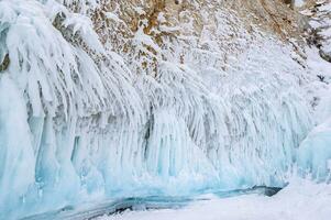 magnifique paysage de un la glace formation tel comme la glace pointe et stalactite formant dans une Température au dessous de 0c dans Lac baïkal, Russie. photo