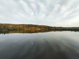 Lac et forêt dans coucher de soleil, pittoresque fond d'écran photo