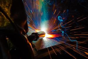 soudeur d'acier industriel en usine technique photo