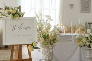 Bienvenue à mariage signe et accueil table décoré avec fleurs photo