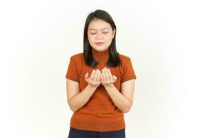 prier geste de magnifique asiatique femme isolé sur blanc Contexte photo