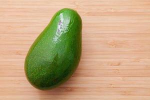 avocat frais sur fond en bois. photo