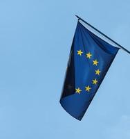 drapeau de l'union européenne sur ciel bleu photo