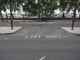 Regardez à gauche signe dans une rue de Londres, Royaume-Uni photo