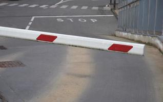 barre de stationnement de voiture et panneau d'arrêt photo