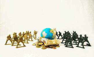 figurines de soldats entourer le globe photo