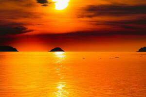 magnifique le coucher du soleil sur le tropical mer plage Contexte pour Voyage dans vacances se détendre temps, photo