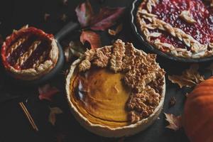 tarte à la citrouille américaine traditionnelle et tarte aux pommes, jour de Thanksgiving photo