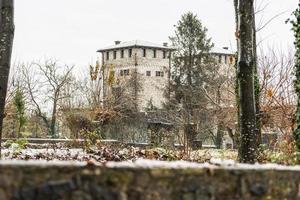 première neige sur les villes des collines. entre l'automne et l'hiver photo