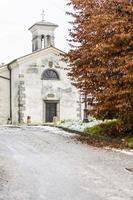 première neige sur les villes des collines. entre l'automne et l'hiver photo