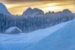 après la chute de neige. dernières lumières du crépuscule à sappada. magie des dolomites photo