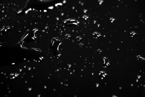 abstrait l'eau propager avec réflexion foudre sur noir Contexte. photo