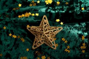 abstrait Noël Contexte avec or étoiles sur une vert velours Contexte. photo