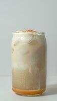 glacé café latté dans une clair verre sur une blanc Contexte photo