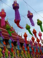 coloré pendaison lanternes décoré à l'intérieur thaïlandais les temples photo