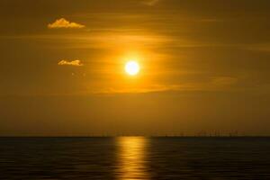 coucher de soleil au bord du lac. photo