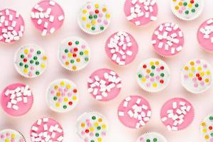 cupcakes colorés sur fond blanc photo