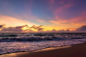 lever du soleil ciel sur le plage. photo