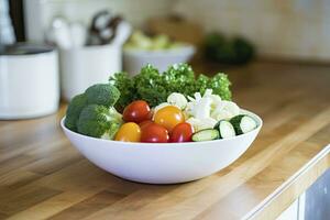 ai généré cuisine encore la vie avec blanc bol de lavé des légumes sur en bois bureau. ai généré photo