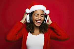 ai généré une Jeune femme enfiler une Père Noël claus chapeau et écouteurs contre une rouge Contexte. photo