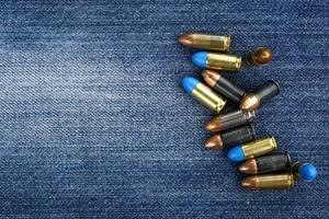 coloré pistolet balles sur jeans Contexte . doux et sélectif se concentrer. photo