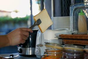 pain grillé est une populaire petit déjeuner menu cette hôtels servir dans le à manger pièce pour invités à choisir depuis. doux et sélectif se concentrer. photo