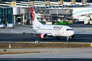 Istanbul, Turquie, 2019 - à compagnies aériennes Boeing 737-300 ep-taf passager avion Départ à Istanbul atatürk aéroport photo