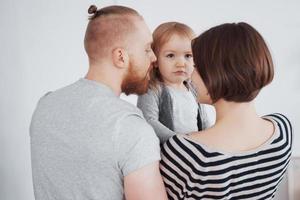 famille heureuse passant du temps avec la maison. photo