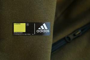 Kyiv, Ukraine - 4 peut, 2023 adidas entreprise logo sur Nouveau marque vêtements photo