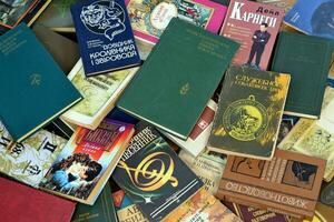 Kyiv, Ukraine - 4 peut, 2023 beaucoup divers vieux russe livres dans gros empiler photo