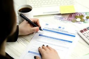 Kyiv, Ukraine - octobre 31, 2023 comptable remplir français impôt forme 3916 déclaration par résident de Compte ouvert, tenue utilisé ou fermé à l'étranger dans fin de impôt période. Imposition et formalités administratives photo