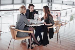 démarrer une entreprise. groupe de jeune architecte au bureau. travail d'équipe photo