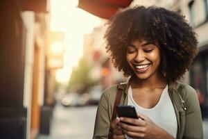 ai généré portrait de une souriant africain américain femme en utilisant mobile téléphone dans le ville, une content magnifique noir femme envoyer des SMS sur sa mobile téléphone, ai généré photo