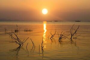 le coucher du soleil ciel sur le Lac dans Sud de Thaïlande., flou image. photo