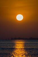 le coucher du soleil ciel sur le Lac dans Sud de Thaïlande., flou image. photo