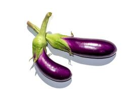 proche en haut violet aubergine avec ombre sur blanc Contexte. photo