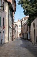 ruelle menant à la cathédrale de terni photo