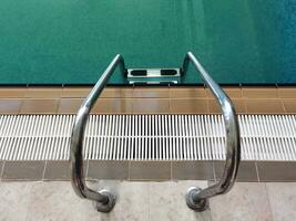 balustrade sur bassin. nager bassin avec escalier à tropical station balnéaire. Haut vue photo
