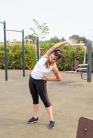 femme heureuse travaillant sur le terrain de sport en journée d'été ensoleillée photo